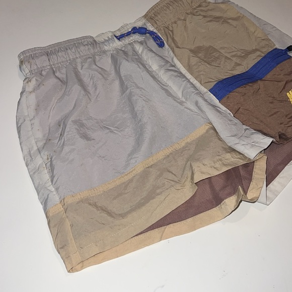 Nike Women’s Icon Clash Shorts in Tan, size Small - Picture 4 of 13